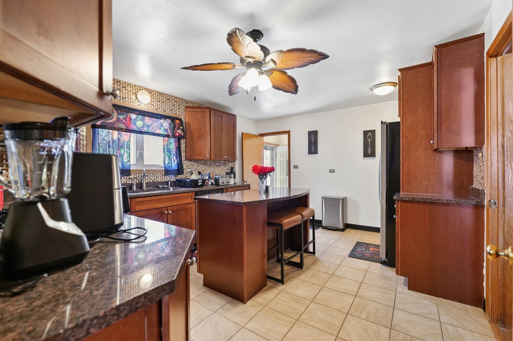 Image 7 of property listing at 4437 W 100th Street, Oak Lawn, IL 60453