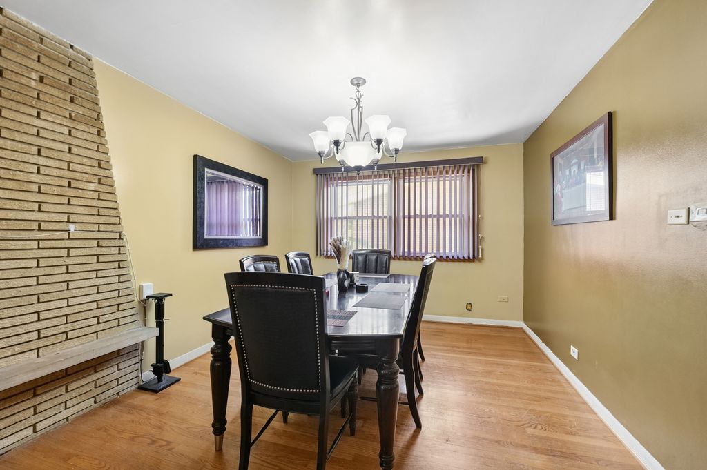 Image 9 of property listing at 4437 W 100th Street, Oak Lawn, IL 60453