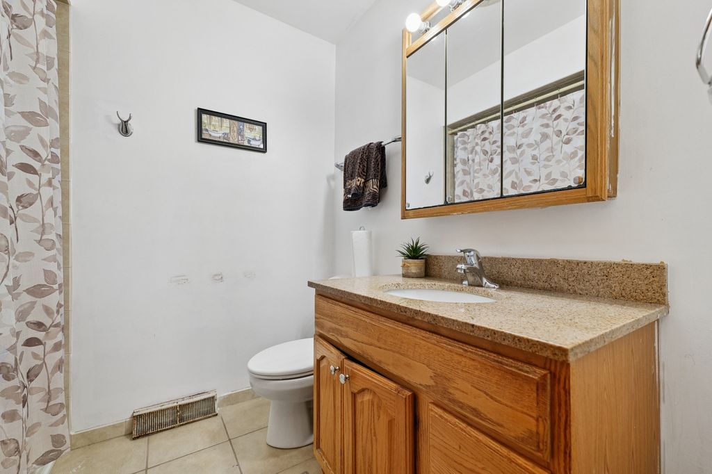 Image 10 of property listing at 4437 W 100th Street, Oak Lawn, IL 60453