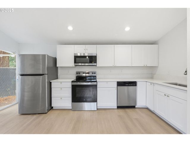 2004 Se 143RD Ave, Portland, OR 97233