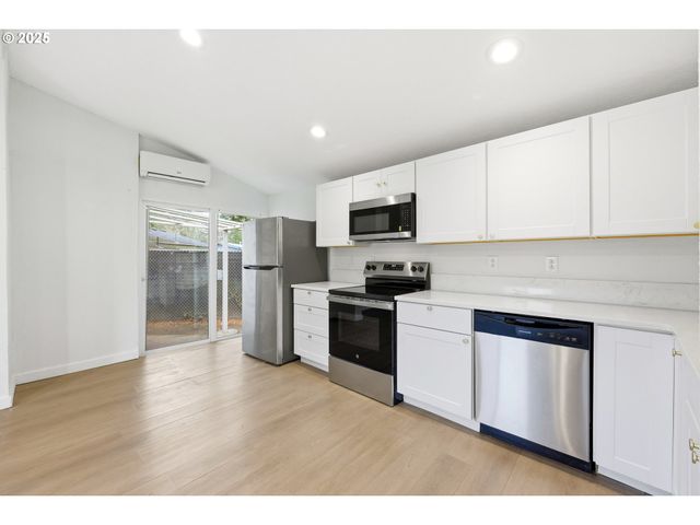 2004 Se 143RD Ave, Portland, OR 97233