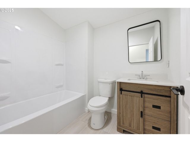 2004 Se 143RD Ave, Portland, OR 97233