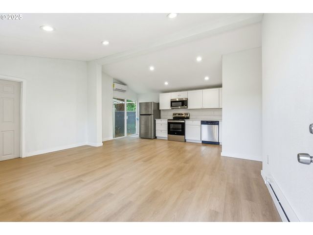 2004 Se 143RD Ave, Portland, OR 97233