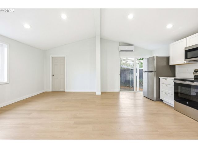 2004 Se 143RD Ave, Portland, OR 97233