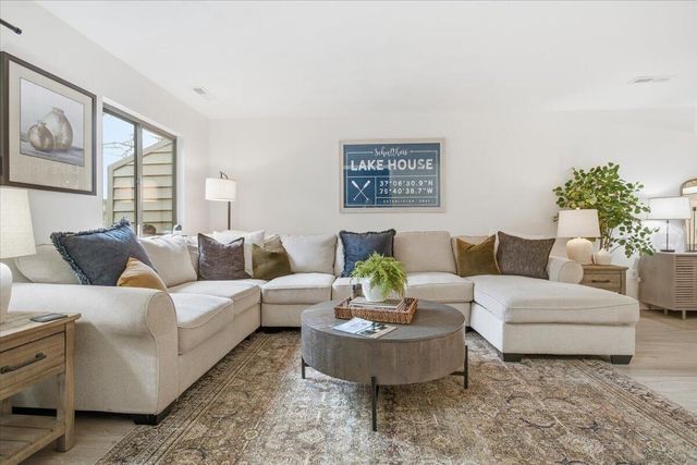 219 Shoreline Marina Cir Unit 122, Moneta, VA 24121