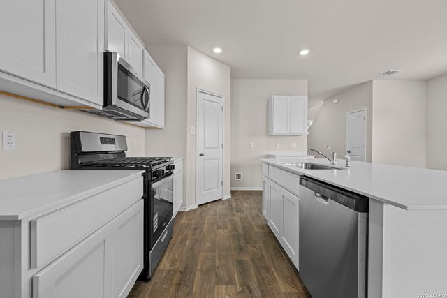 196 Western Gull Dr, San Antonio, TX 78253