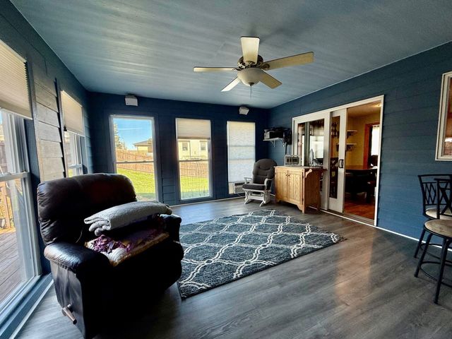 2424 N 6th Avenue E, Newton, IA 50208