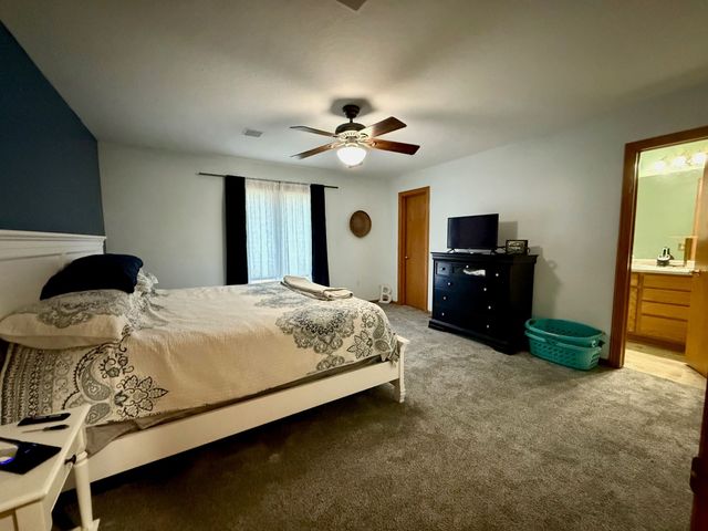 2424 N 6th Avenue E, Newton, IA 50208