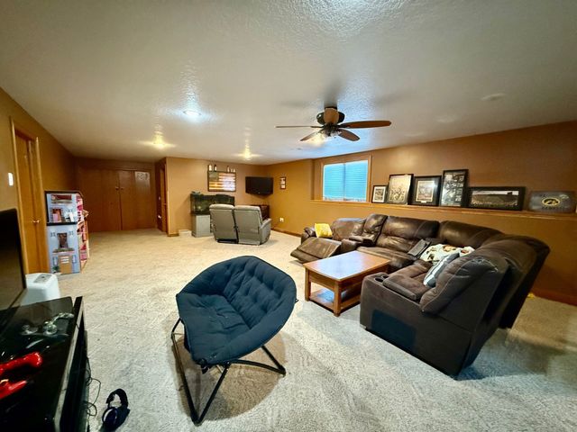 2424 N 6th Avenue E, Newton, IA 50208