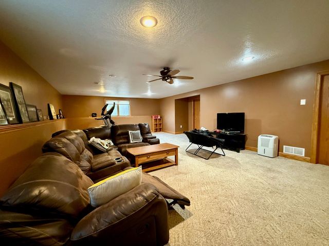 2424 N 6th Avenue E, Newton, IA 50208