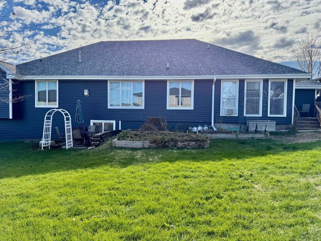 2424 N 6th Avenue E, Newton, IA 50208