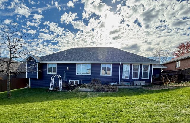 2424 N 6th Avenue E, Newton, IA 50208
