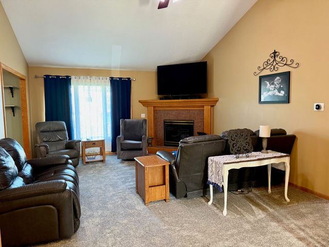 2424 N 6th Avenue E, Newton, IA 50208