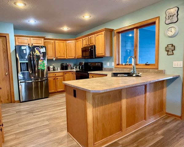 2424 N 6th Avenue E, Newton, IA 50208