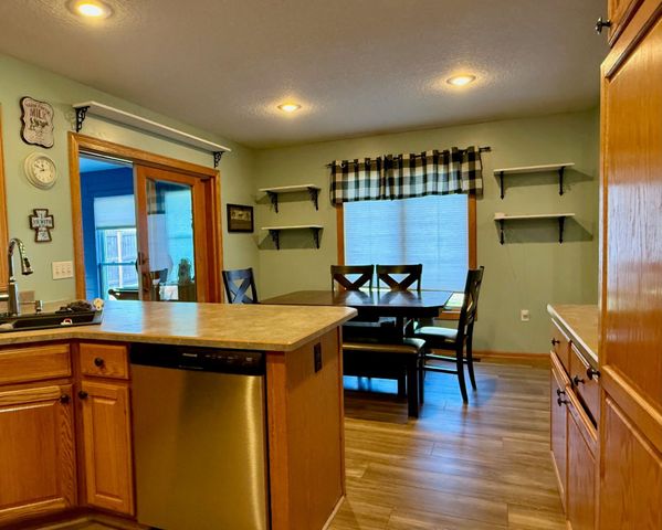 2424 N 6th Avenue E, Newton, IA 50208