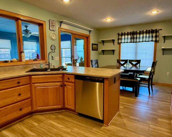 2424 N 6th Avenue E, Newton, IA 50208