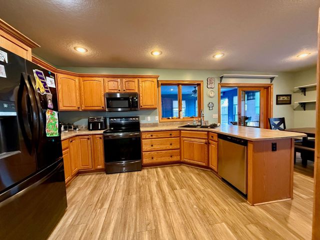 2424 N 6th Avenue E, Newton, IA 50208