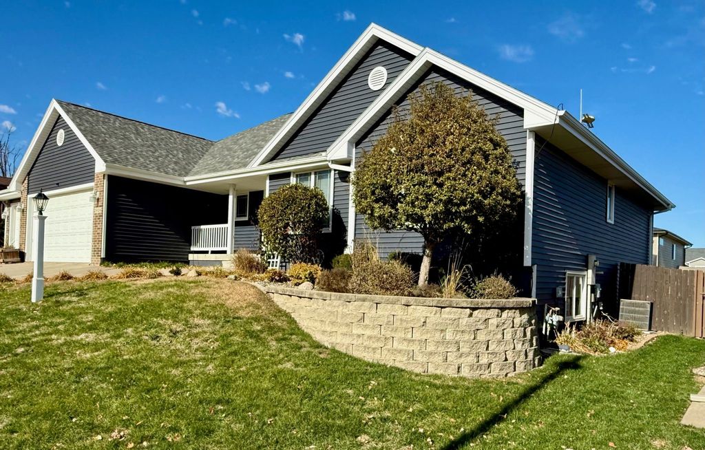 2424 N 6th Avenue E, Newton, IA 50208