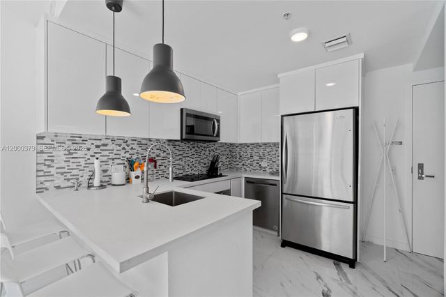 300 S Biscayne Blvd T-1411, Miami, FL 33131