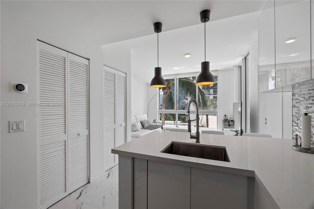 300 S Biscayne Blvd T-1411, Miami, FL 33131