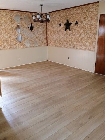 1303 E Boynton Street, Hamilton, TX 76531