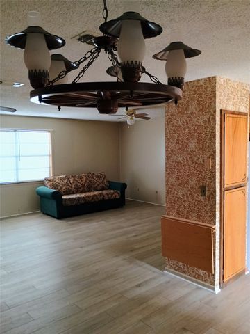 1303 E Boynton Street, Hamilton, TX 76531