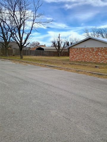 1303 E Boynton Street, Hamilton, TX 76531