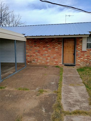 1303 E Boynton Street, Hamilton, TX 76531