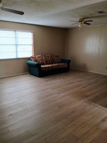 1303 E Boynton Street, Hamilton, TX 76531