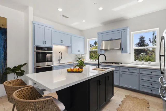 4305 Manchester Avenue, Encinitas, CA 92024