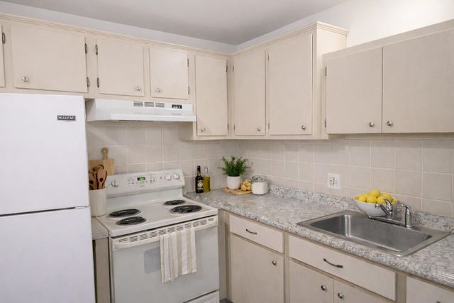 29460 Hoover Road, Warren, MI 48093