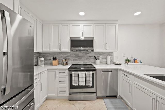 77 EMERALD WOODS DR I6, Naples, FL 34108