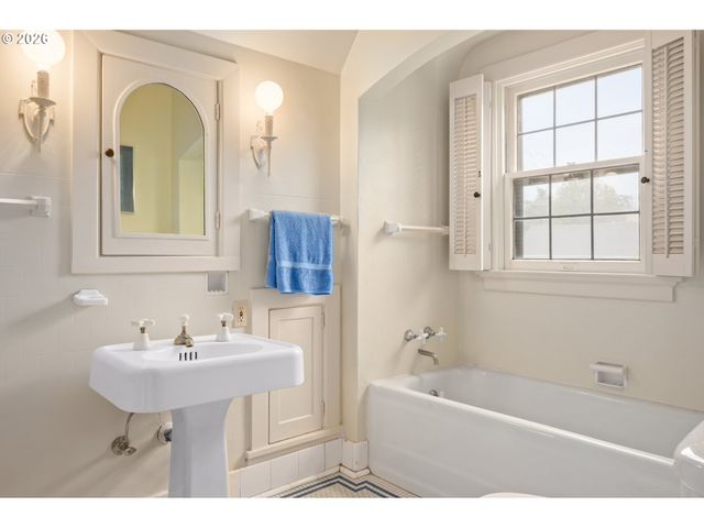 2223 OLIVE St, Eugene, OR 97401