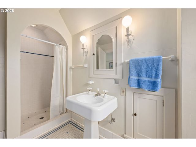 2223 OLIVE St, Eugene, OR 97401