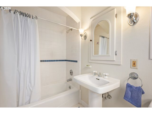 2223 OLIVE St, Eugene, OR 97401