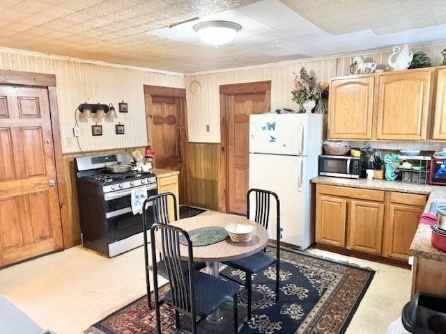 38 Mount Pleasant St, North Brookfield, MA 01535