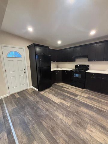 855 Meade Avenue, Bellport, NY 11713