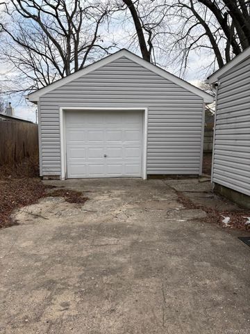 855 Meade Avenue, Bellport, NY 11713