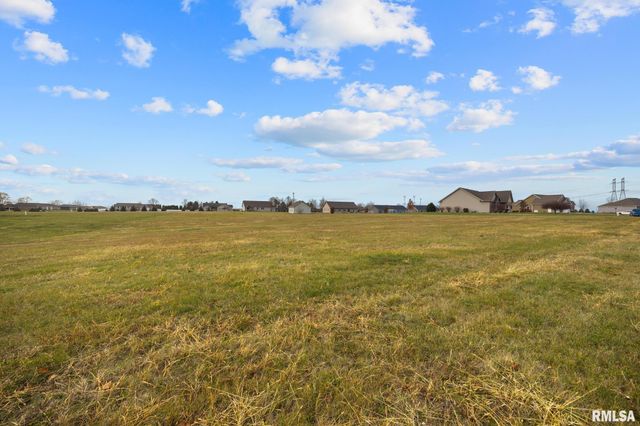 107 Lost Creek Court, Pekin, IL 61554