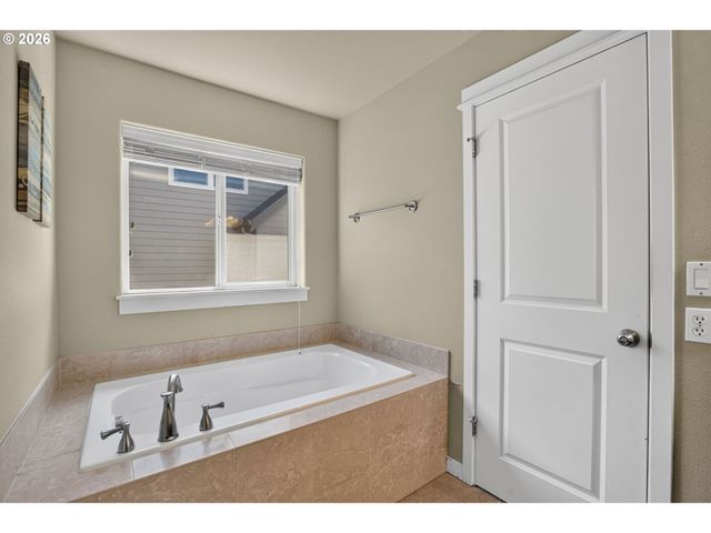 15213 Se PEBBLE BEACH Dr, Happy Valley, OR 97086