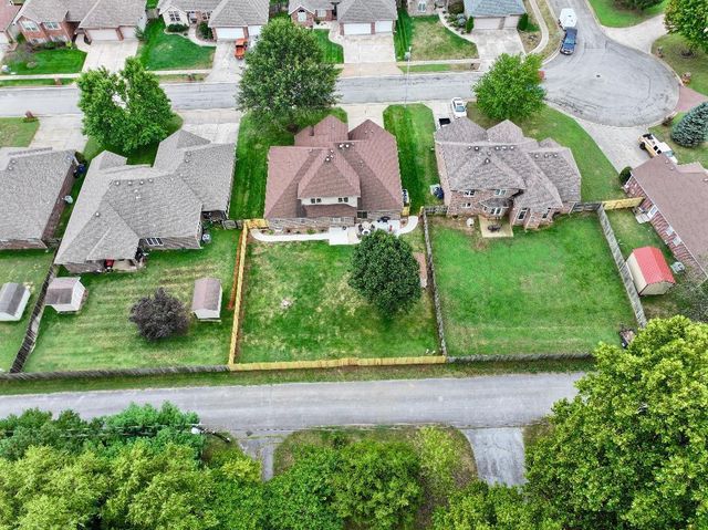 1811 W Village Lane, Springfield, MO 65807