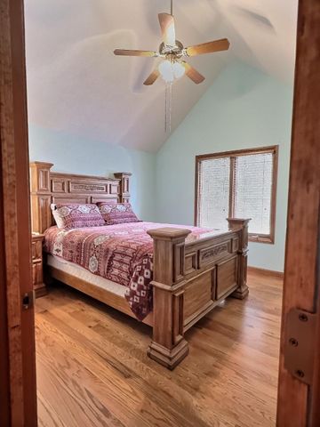 1811 W Village Lane, Springfield, MO 65807