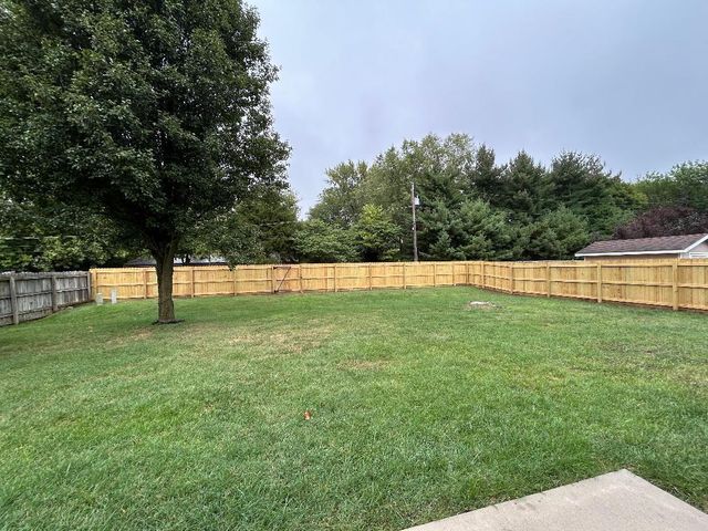 1811 W Village Lane, Springfield, MO 65807