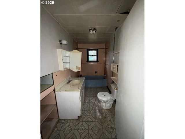 381 Se GREGORY Dr, Winston, OR 97496