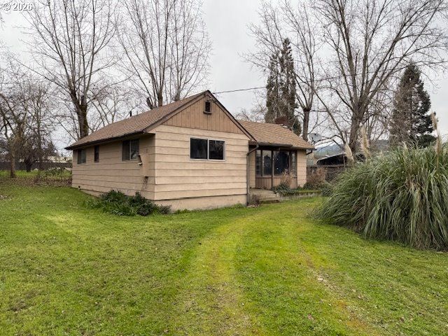 381 Se GREGORY Dr, Winston, OR 97496