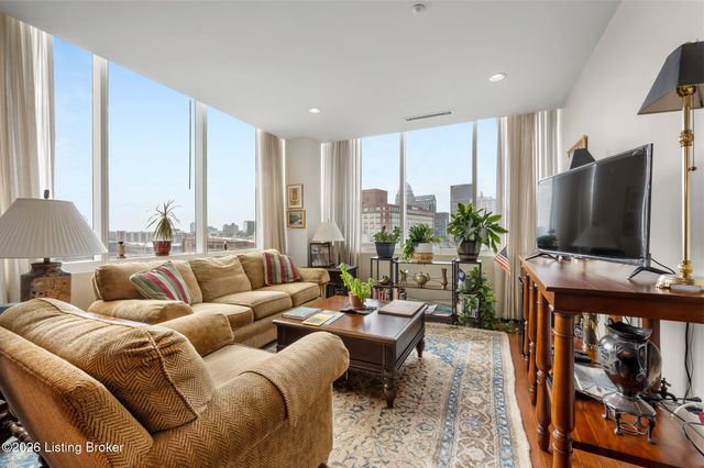 222 E Witherspoon St 806, Louisville, KY 40202