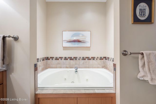 222 E Witherspoon St 806, Louisville, KY 40202