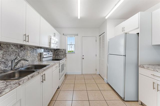 1950 W 54th St 412, Hialeah, FL 33012