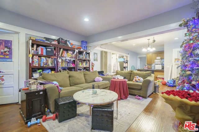 2011 6th Avenue, Los Angeles, CA 90018