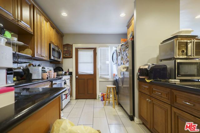 2011 6th Avenue, Los Angeles, CA 90018